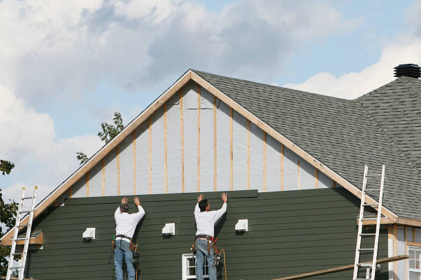 Professional Emergency Siding Repair technician working in Kenilworth, IL